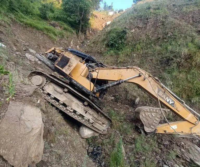 जेसीबी ले जा रहा ट्राला पलटा, चालक की मौत