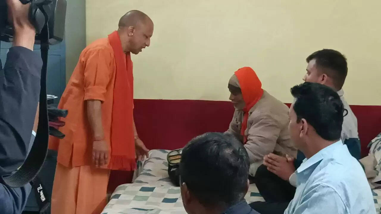 गोरखपुर में मुख्यमंत्री योगी आदित्यनाथ ने रेलवे स्टेशन व झूलेलाल रैन बसेरे का किया निरीक्षण