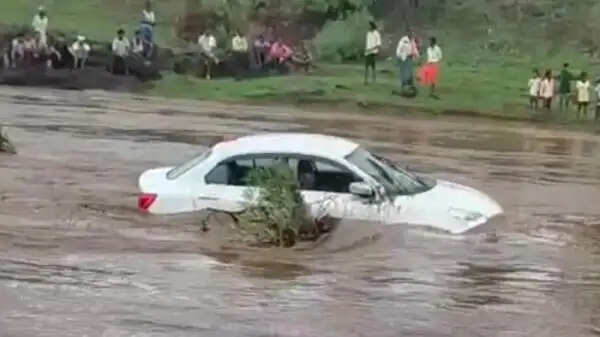 मप्र में बारिश का कहर: उज्जैन में पंचायत सचिव बाइक समेत बहे, डिंडौरी में पुल से कार बहने से तीन युवक बाल-बाल बचे