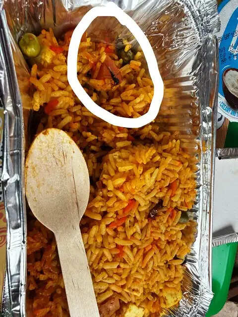 तेजस एक्सप्रेस में बिरयानी में मक्खी मिलने पर ठेकेदार पर एक लाख रुपये जुर्माना, लाइसेंस समाप्ति का नोटिस