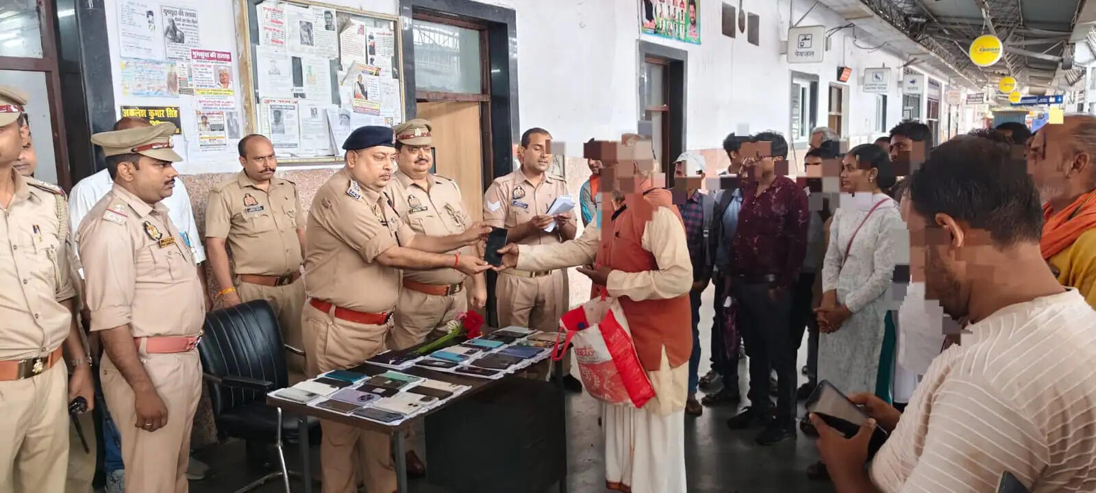 प्रयागराज जीआरपी ने बरामद किया 1.76 करोड़ रुपये के मोबाइल, रेल यात्रियों ने पुलिस की कार्रवाई को सराहा