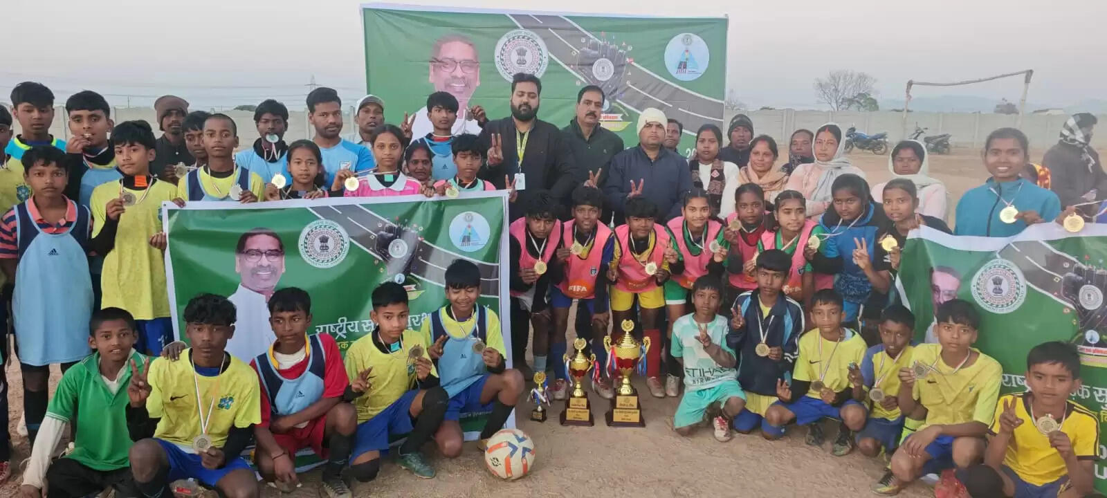 चरदी गांव में रोड सेफ्टी मैत्री फुटबॉल टूर्नामेंट आयोजित