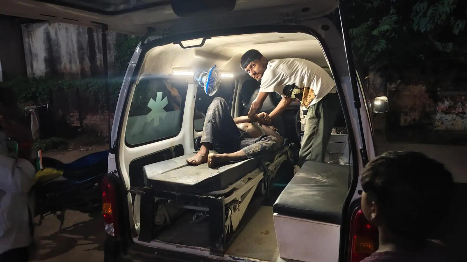 नई बाइक की बुकिंग कर लौट रहे युवक की सड़क हादसे में मौत, साले की हालत गंभीर।