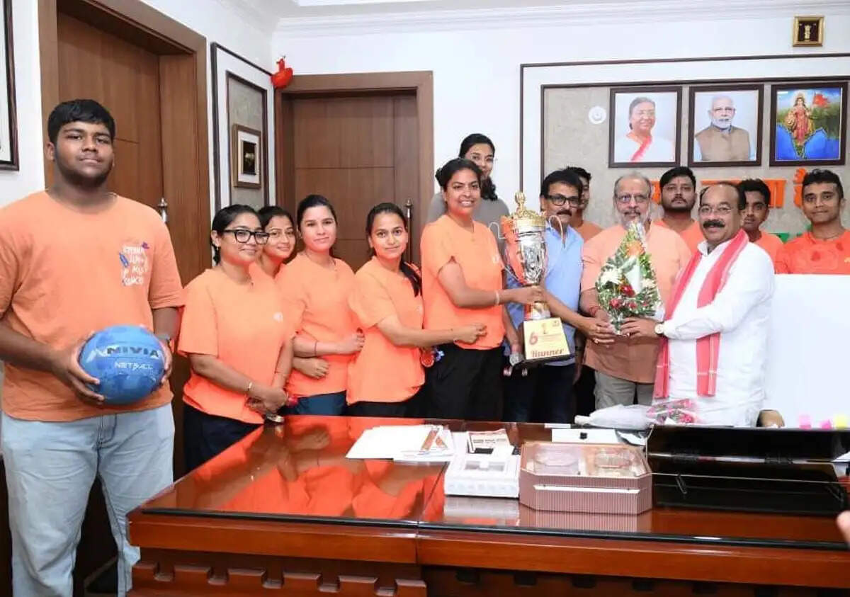 उप मुख्यमंत्री &nbsp;साव से फेडरेशन कप मिक्स्ड नेटबॉल चैंपियनशिप में रजत पदक जीतने वाले खिलाड़ियों ने की मुलाकात