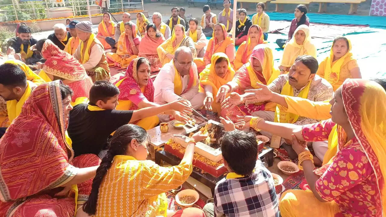 अखिल विश्व गायत्री परिवार का पंच कुंडीय गायत्री महायज्ञ का आयोजन