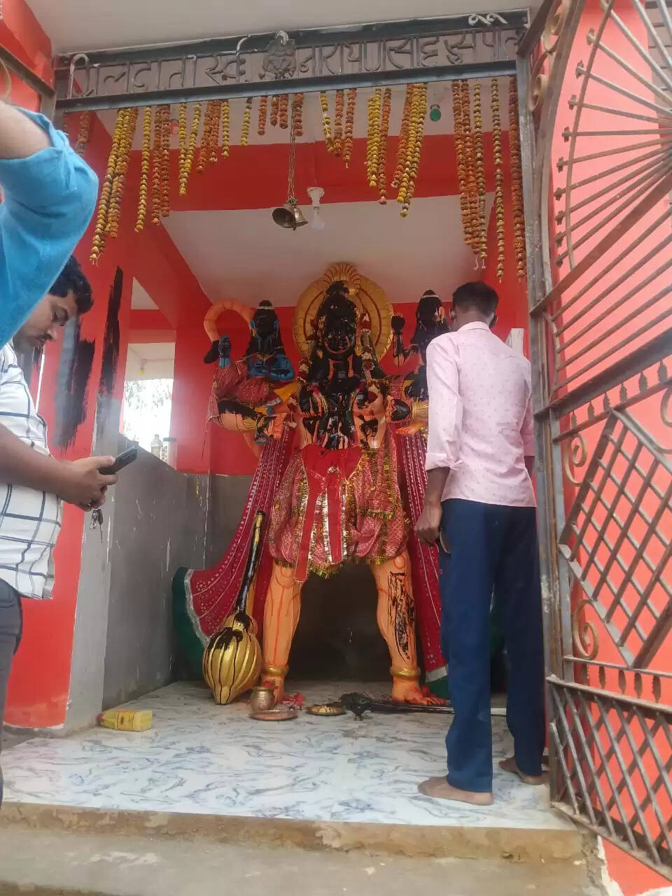 त्रिवेणीगंज में मंदिर से छेड़छाड़ की घटना से लोगों में आक्रोश