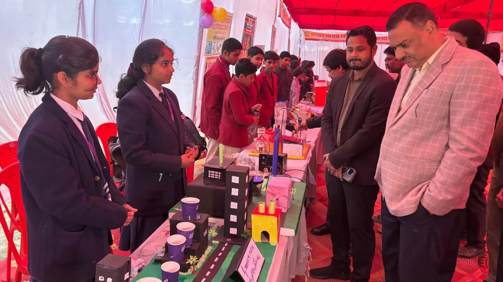 वैश्विक कल्याण के लिए वैश्विक विज्ञान की थीम पर बने माॅडल, प्रतियोगिता में दिखा बाल वैज्ञानिकाें का हुनर