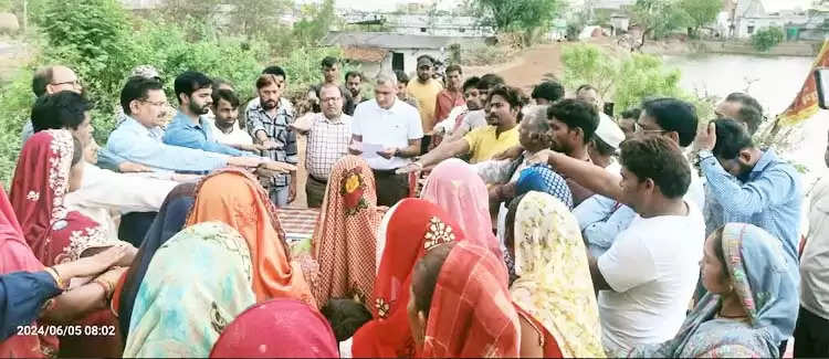 हर व्यक्ति का कर्तव्य वह अपनी धरती को हरा-भरा बनाए रखने पौधरोपण में योगदान दें: कलेक्टर