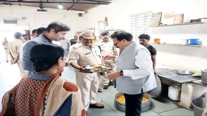 खंडवाः प्रधान जिला न्यायाधीश ने जिला जेल का निरीक्षण कर बंदियों की समस्याएं सुनी