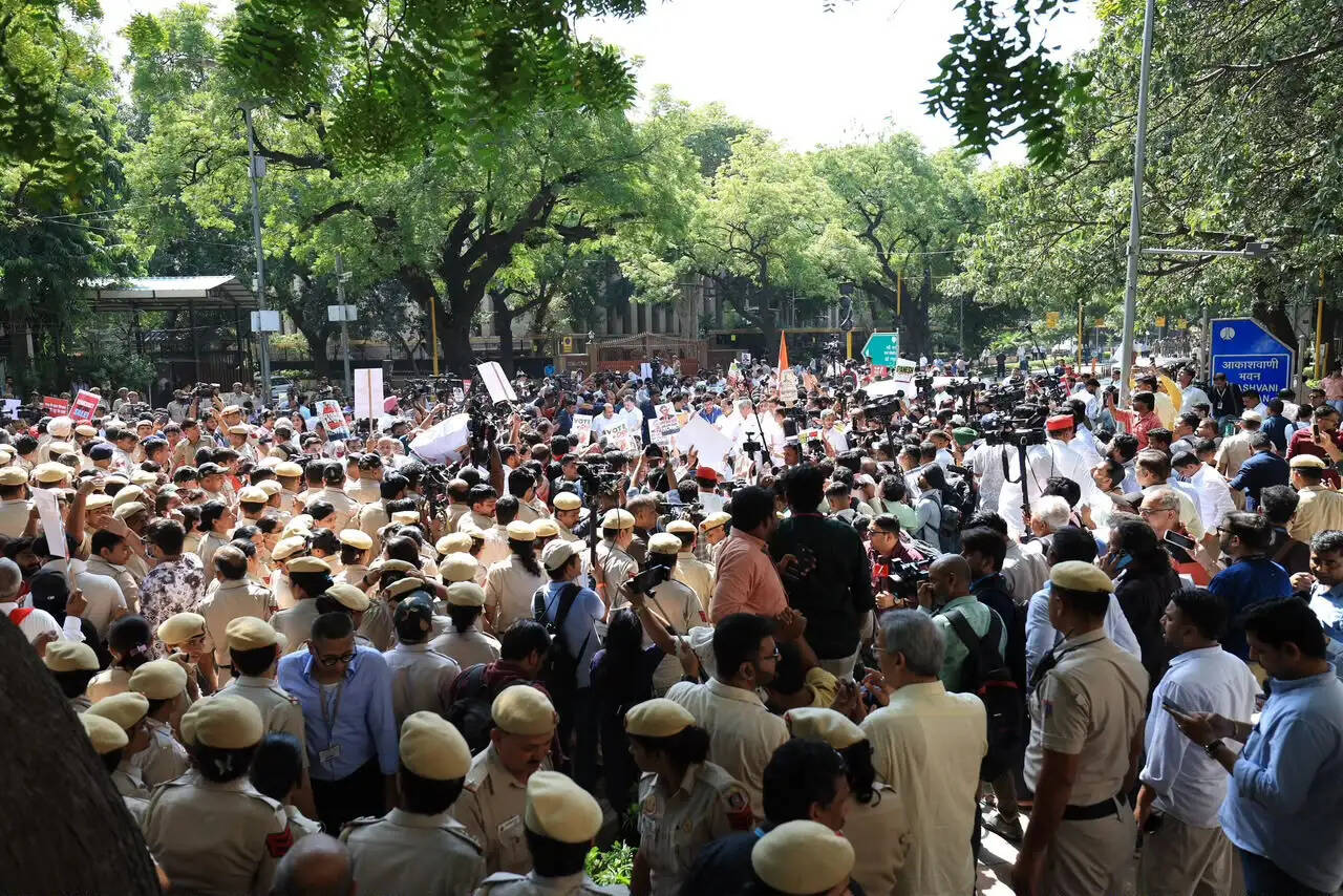 (अपडेट) चुनाव आयोग तक मार्च पर अड़ा विपक्ष, राहुल-प्रियंका आकाशवाणी भवन में धरने पर बैठे