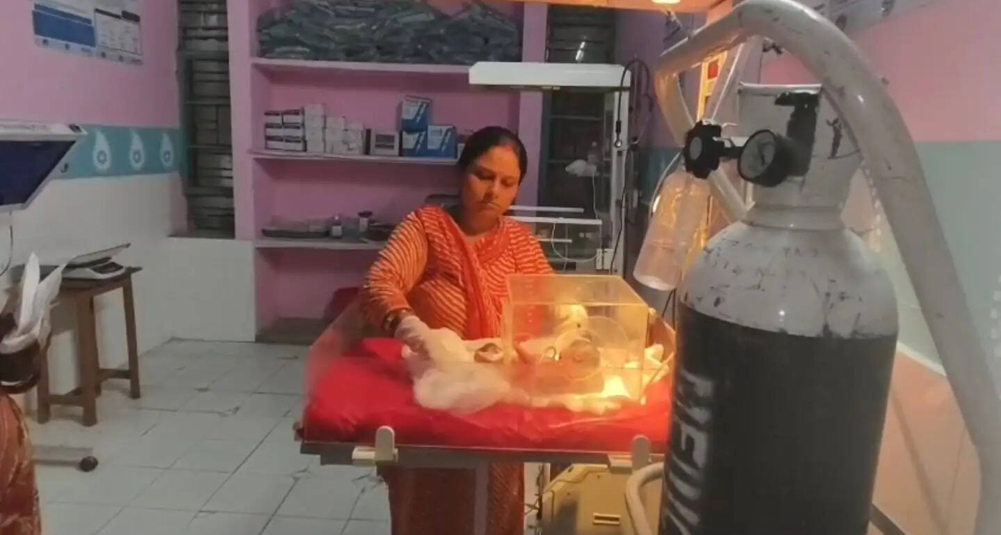 अमेठी : गर्भवती महिला के लिए एंबुलेंस का हाेता रहा इंतजार, सड़क पर ही दो बच्चों की गूंजी किलकारी