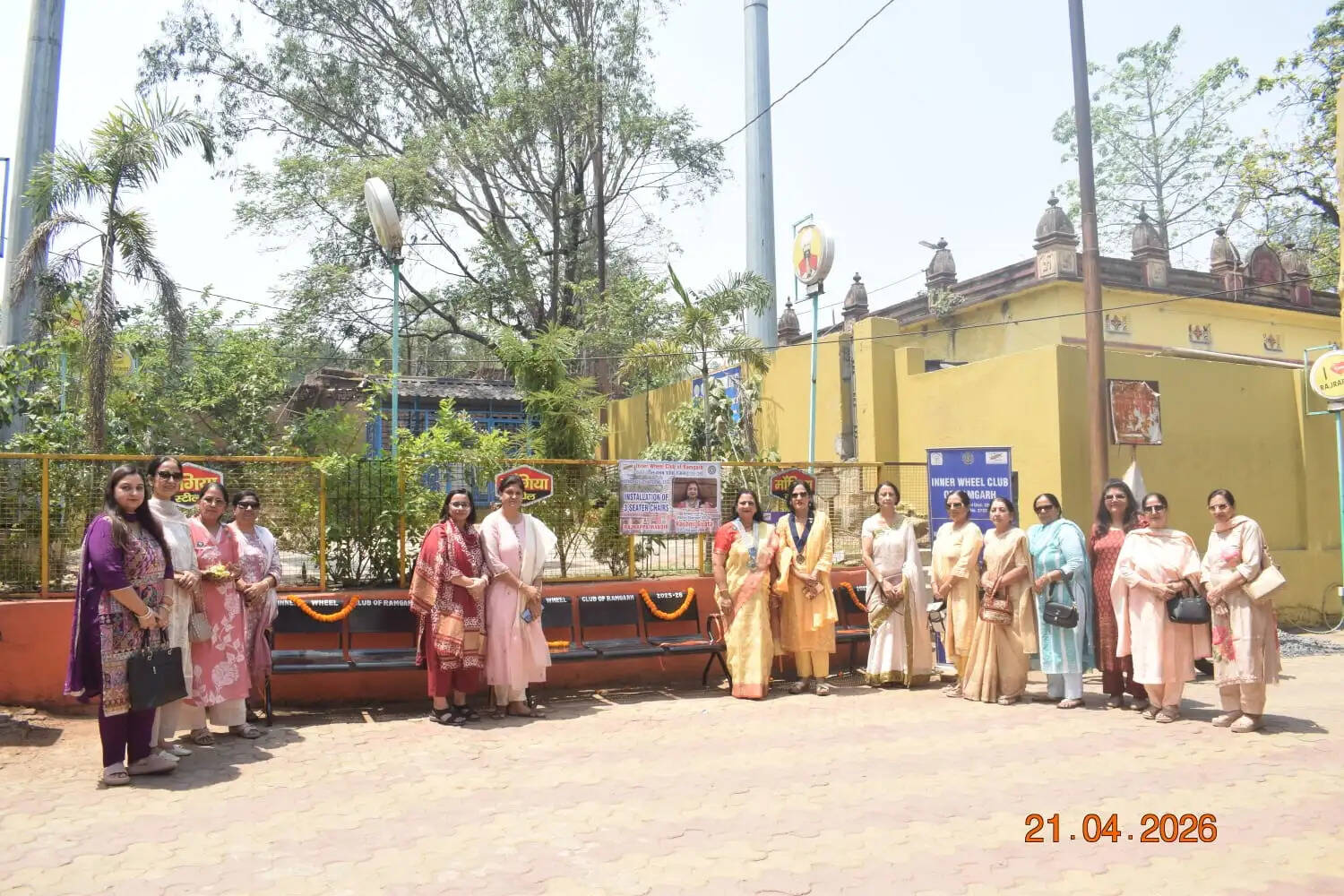 रजरप्पा मंदिर में इनर व्हील क्लब ने लगवाई कुर्सियां