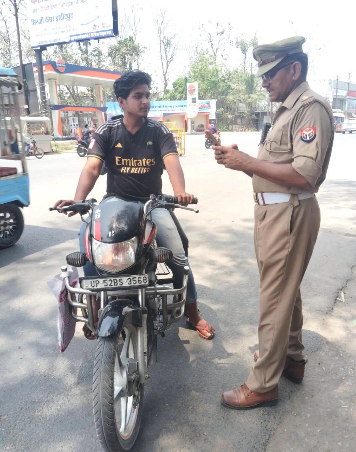 देवरिया में यातायात नियमाें का उल्लंघन करने वाले 118 वाहनों का ई-चालान