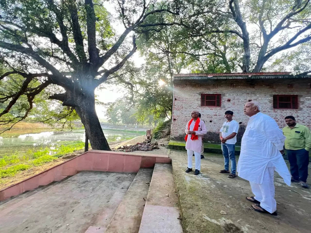 पूर्व सांसद ने सीताकुण्ड के सौन्दर्यीकरण का निरीक्षण किया