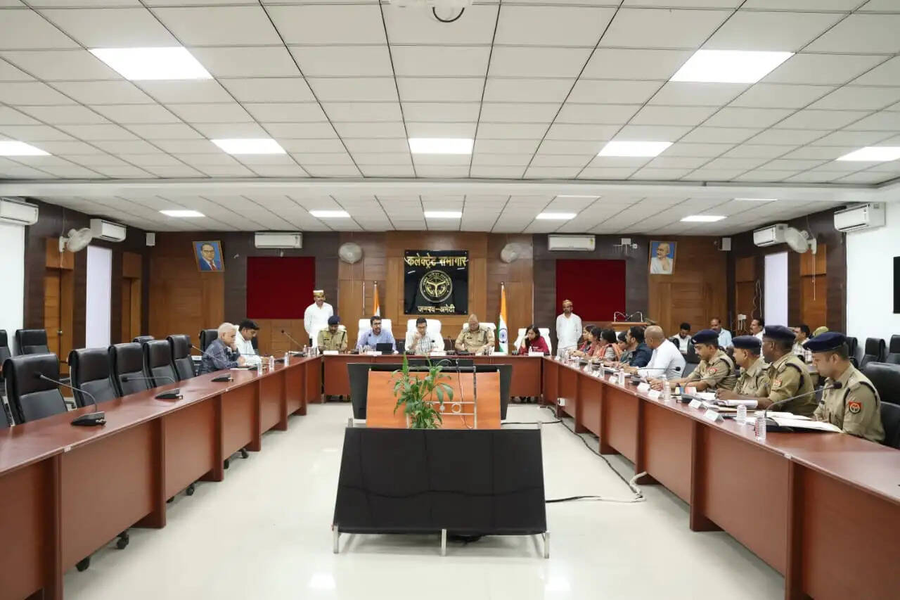 अमेठी : मंडलायुक्त व डीआईजी ने बैठक कर दिए सुरक्षा के निर्देश।