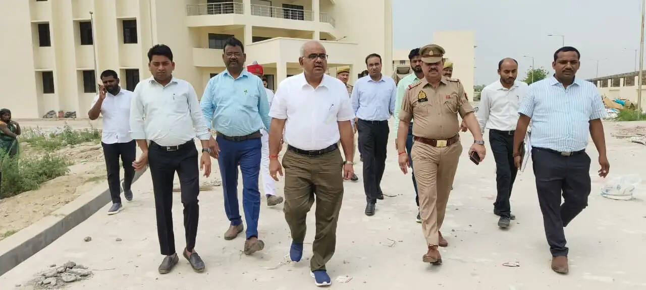 निर्माण कार्य में लापरवाही बर्दाश्त नहीं, समय सीमा में गुणवत्ता के साथ पूरा हो काम : जिलाधिकारी