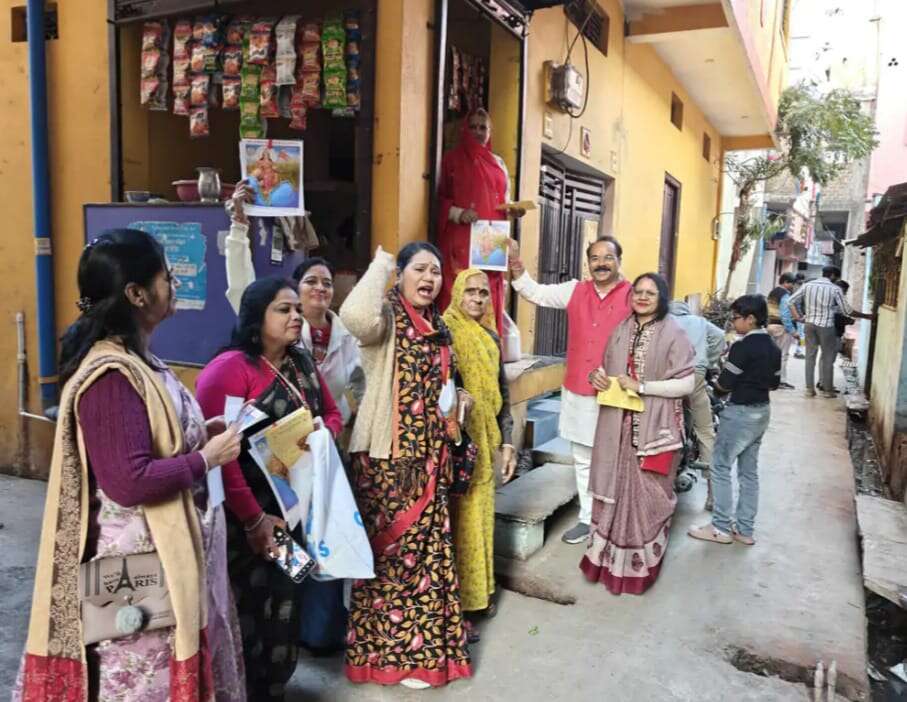 राजगढ़ः हिन्दू सम्मेलन के आयोजन को लेकर पीले चावल के साथ दिए आमंत्रण पत्र