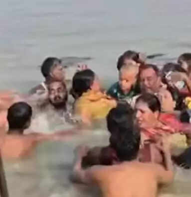 देवरिया के बरहज घाट पर स्नानार्थियों की नाव पलटी, 12 लोग बचाए गए