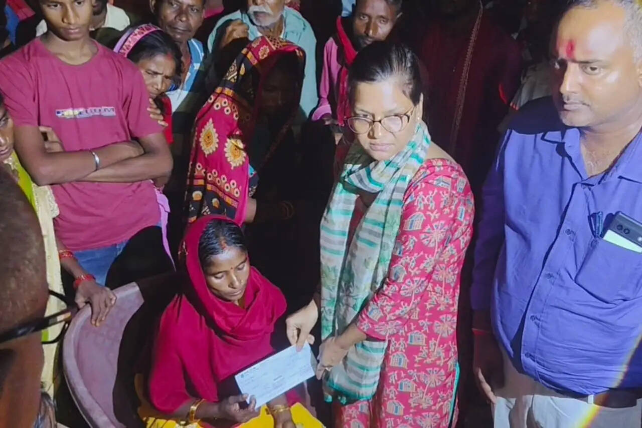 विद्युत हादसे में मृत दोनों बच्चों के परिजनों को चार-चार लाख रुपया का अनुदान