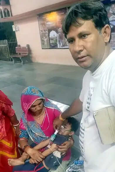 चलती ट्रेन में बच्चे को सांस लेने में तकलीफ : रेलवे चिकित्सा टीम ने सवाई माधोपुर में उपचार देकर दी राहत
