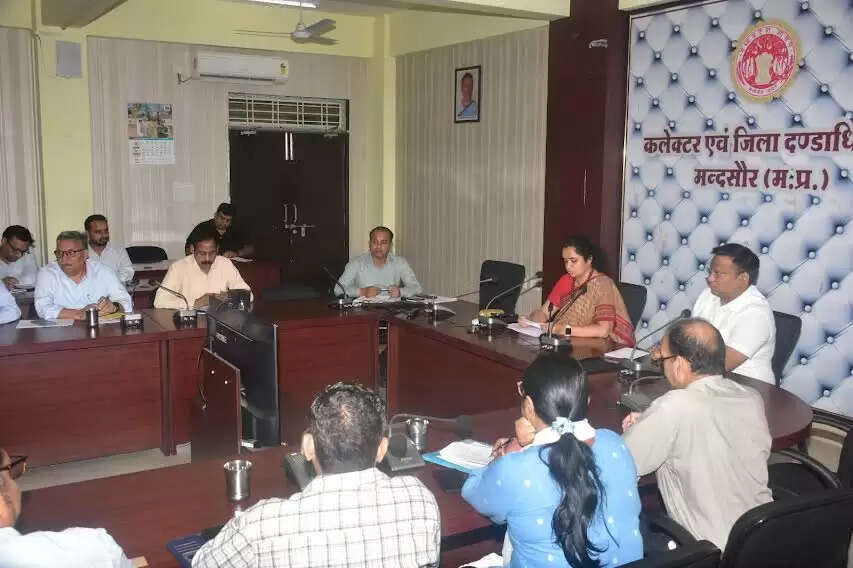 म्ंदसौर : विद्यार्थियों को जर्जर और खस्ताहाल भवन में न बिठाए, नहीं तो होगी कार्रवाई