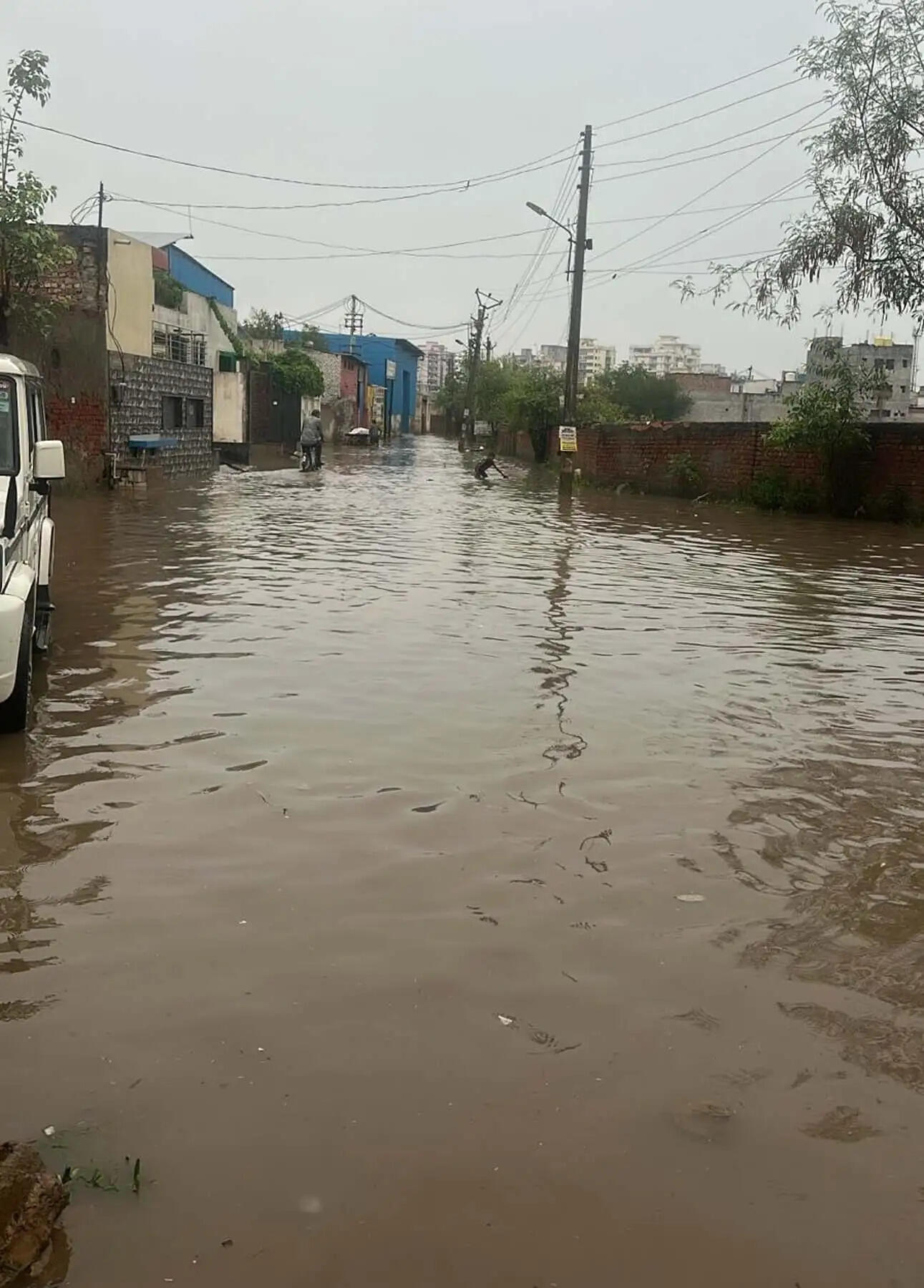 गुरुग्राम में हुई मूसलाधार बरसात से कई इलाके जलमग्न