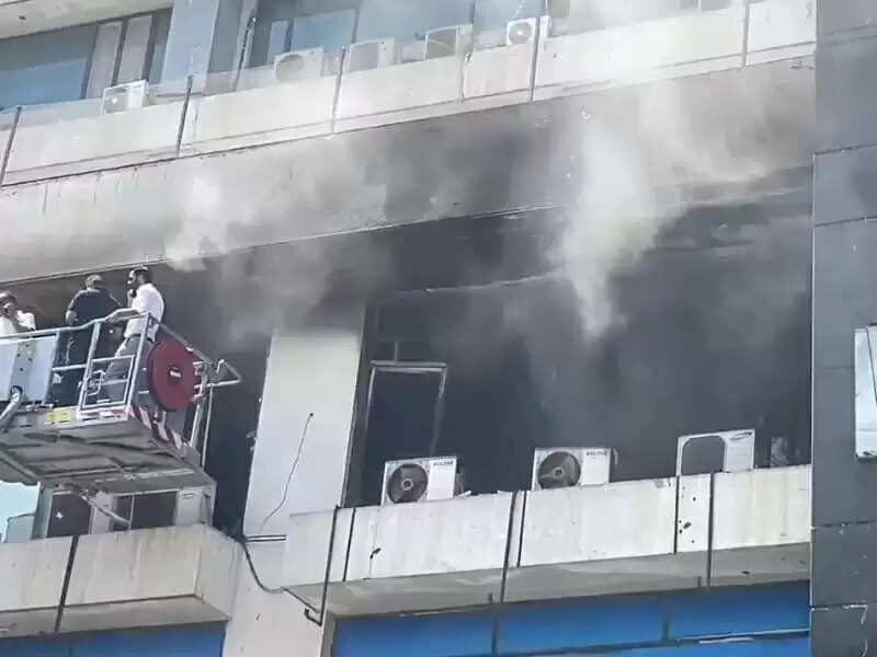 जयपुर के अपेक्स मॉल में शॉट सर्किट से लगी आग: तीन शोरूम जल कर राख