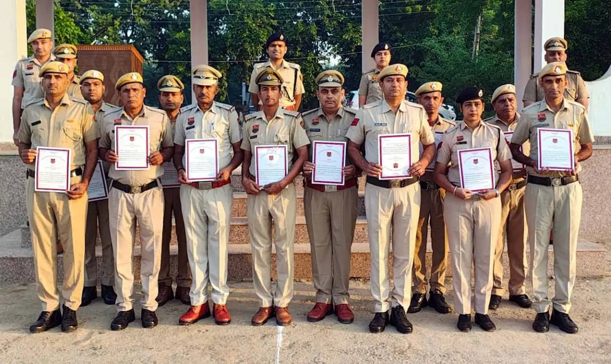 हिसार : साप्ताहिक पुलिस परेड में सराहनीय कार्य करने वाले पुलिसकर्मी सम्मानित