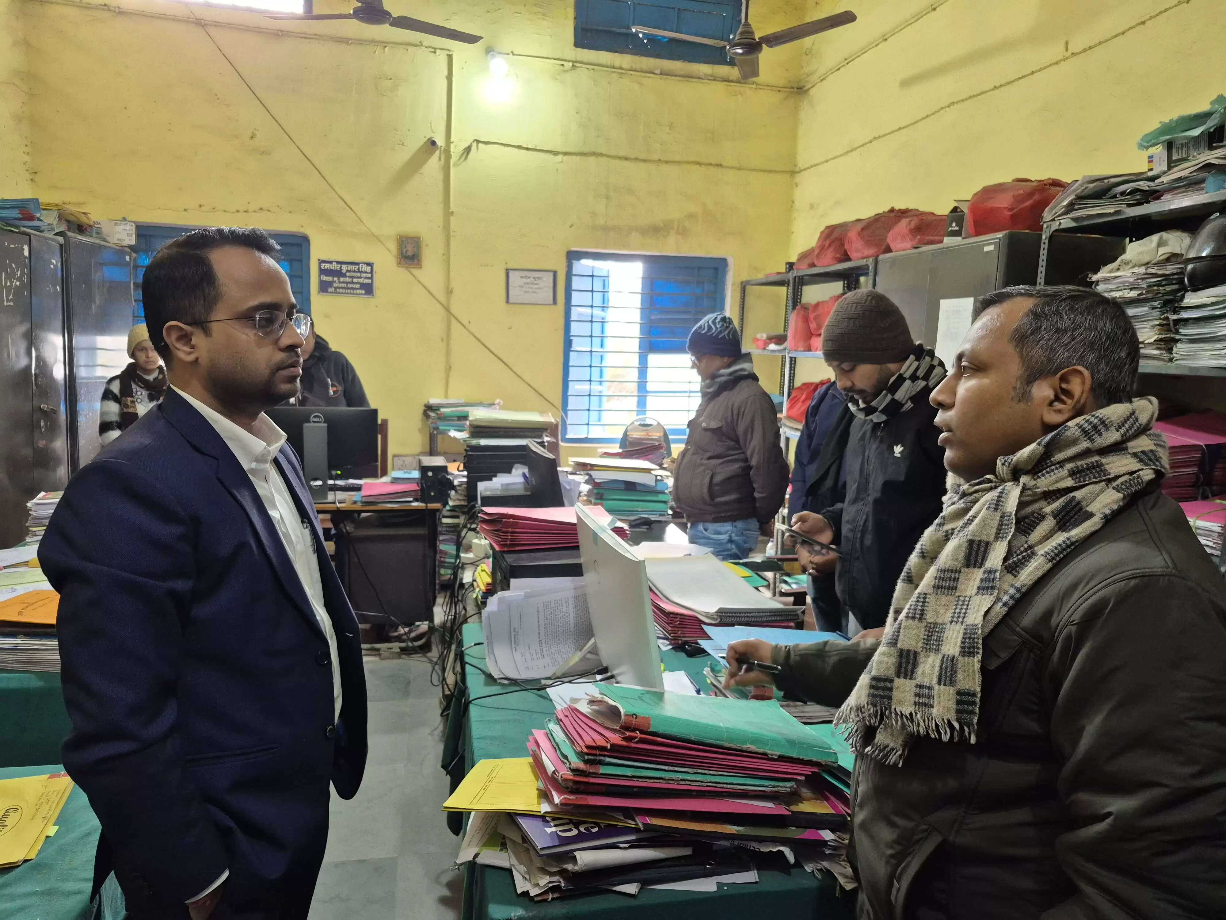 मुआवजा भुगतान में देरी पर जिलाधिकारी सख्त भू-अर्जन पदाधिकारी से मांगा स्पष्टीकरण