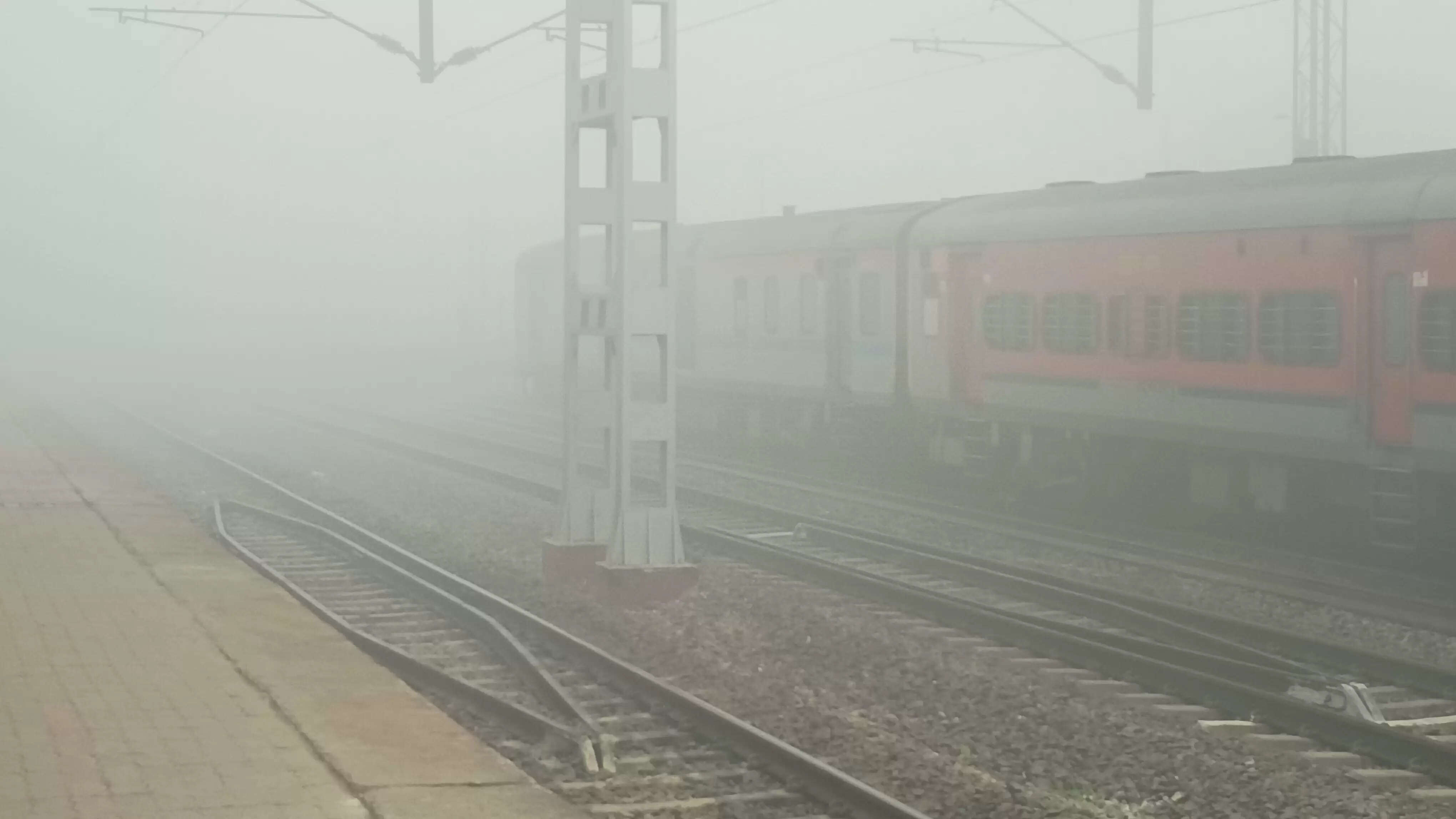 कोहरे के असर से कई ट्रेनें घंटों लेट, जौनपुर-गाजीपुर पैसेंजर एक माह के लिए निरस्त