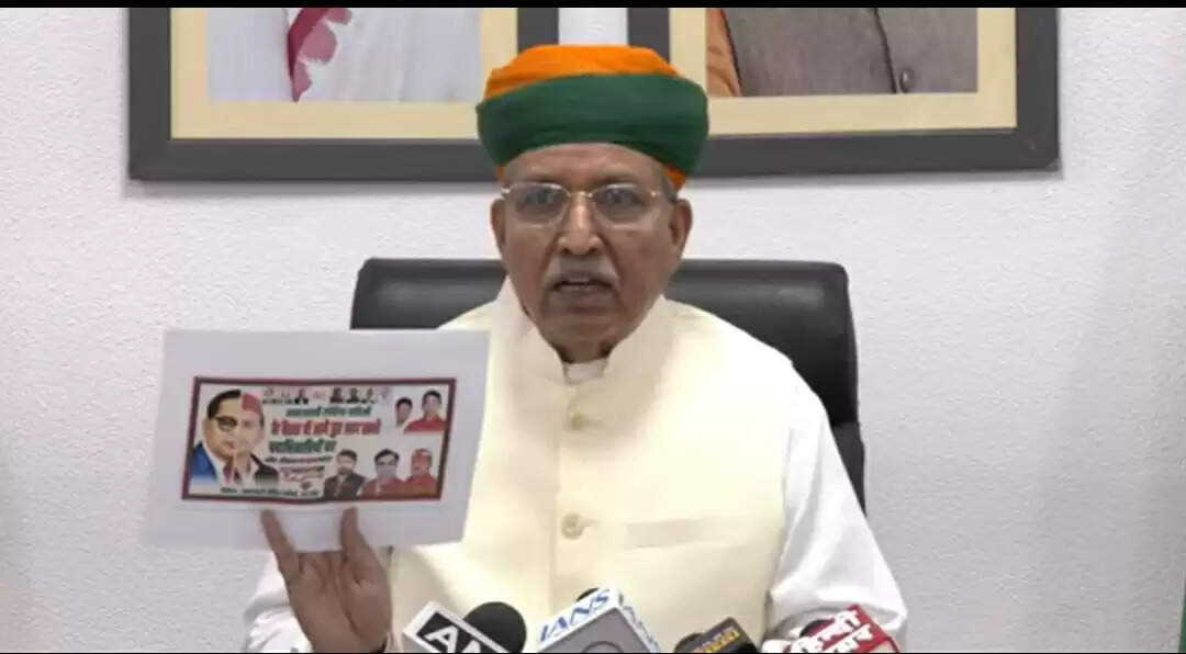 अखिलेश और बाबा साहब के पोस्टर पर भाजपा का वार, बताया आंबेडकर का अपमान