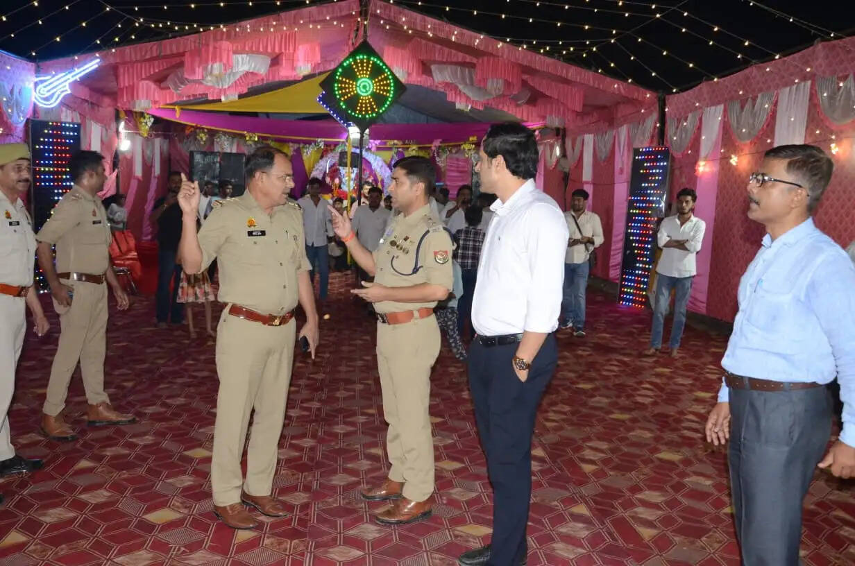 सीएम योगी के निर्देश के बाद बागपत में अलर्ट, डीएम-कप्तान ने रात में सड़कों पर उतरकर परखी सुरक्षा