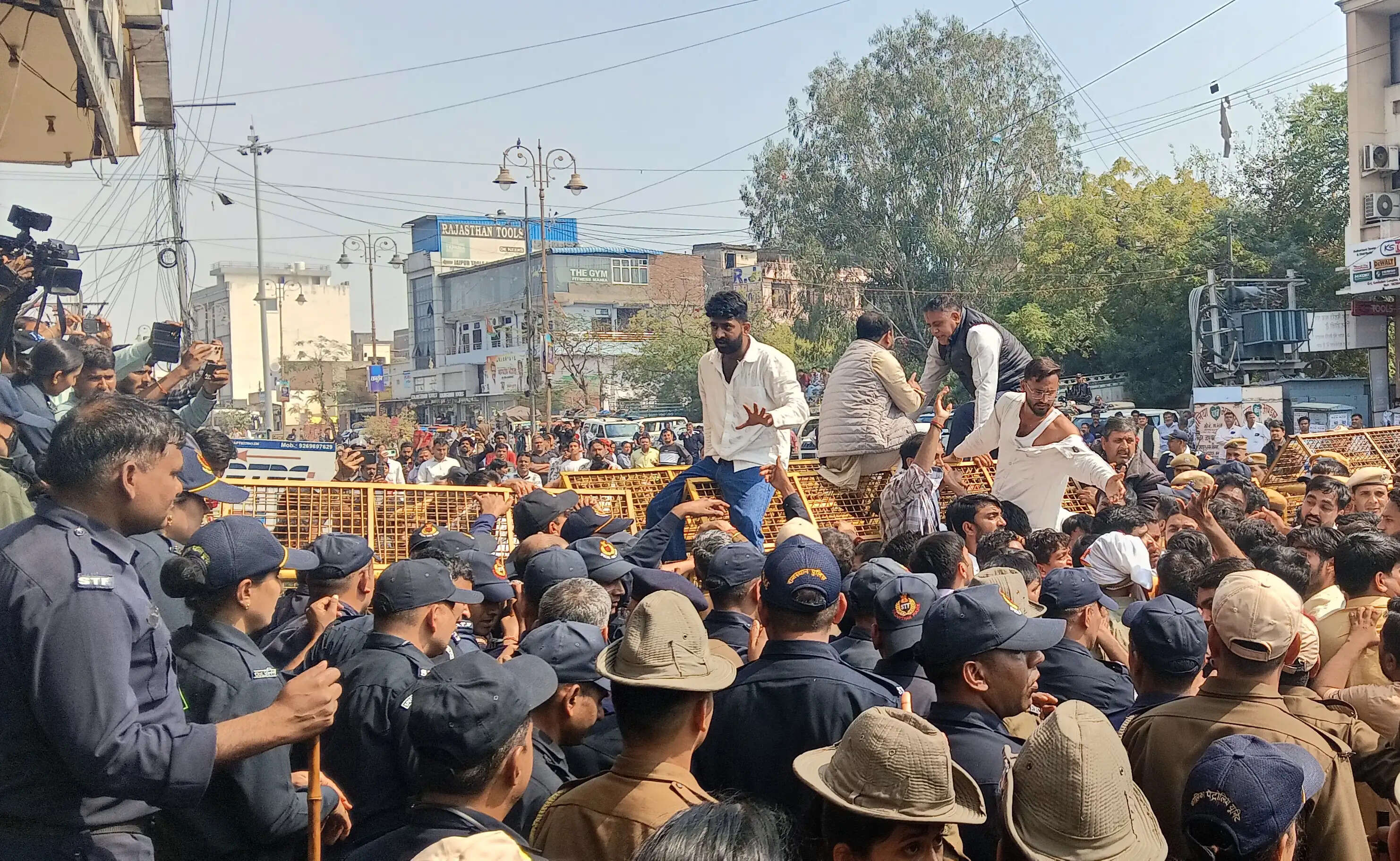 एआई समिट के विरोध को सड़कों पर उतरा भाजयुमो