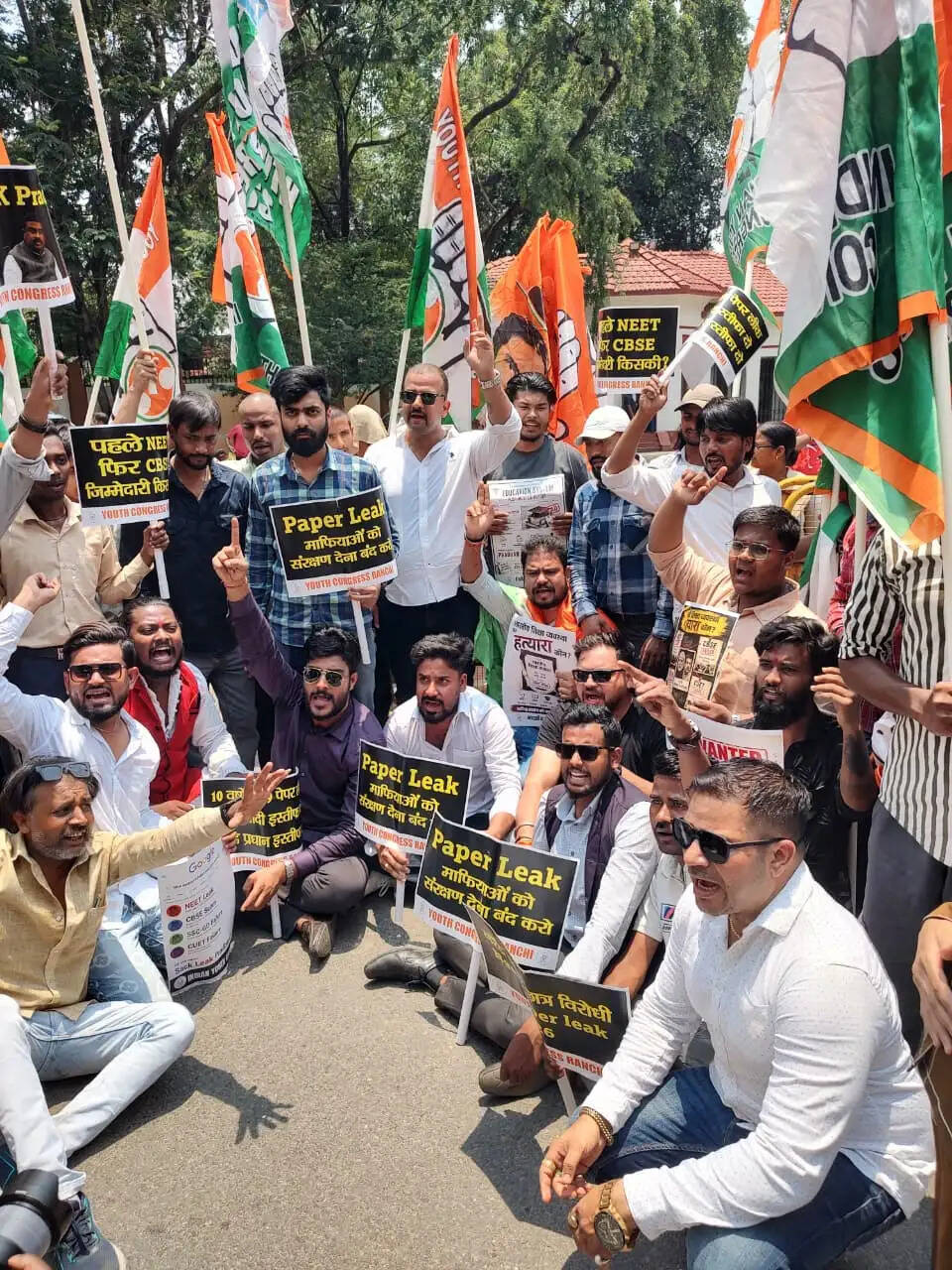 नीट पेपर लीक के विरोध में युवा कांग्रेस का लोकभवन घेराव,शिक्षा मंत्री के इस्तीफे की मांग