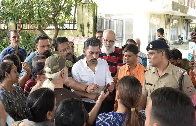 सीमाद्वार में जलभराव पर जिलाधिकारी सख्त, 24 घंटे में सफाई और पानी निकासी के निर्देश