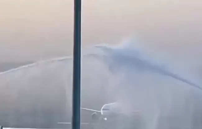 नवी मुंबई इंटरनेशनल एयरपोर्ट से उड़ानों का संचालन शुरू, पहले विमान को शानदार सलामी