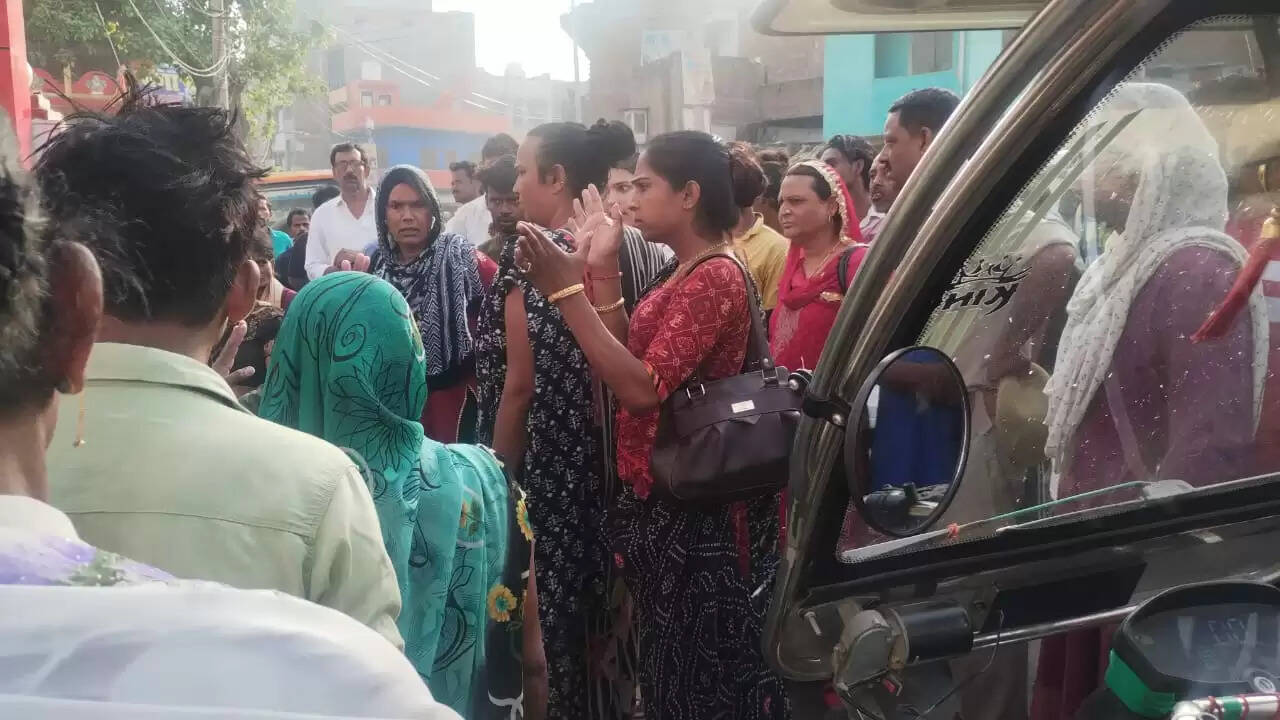 शव को सड़क पर रखकर किन्नरों ने किया चक्का जाम