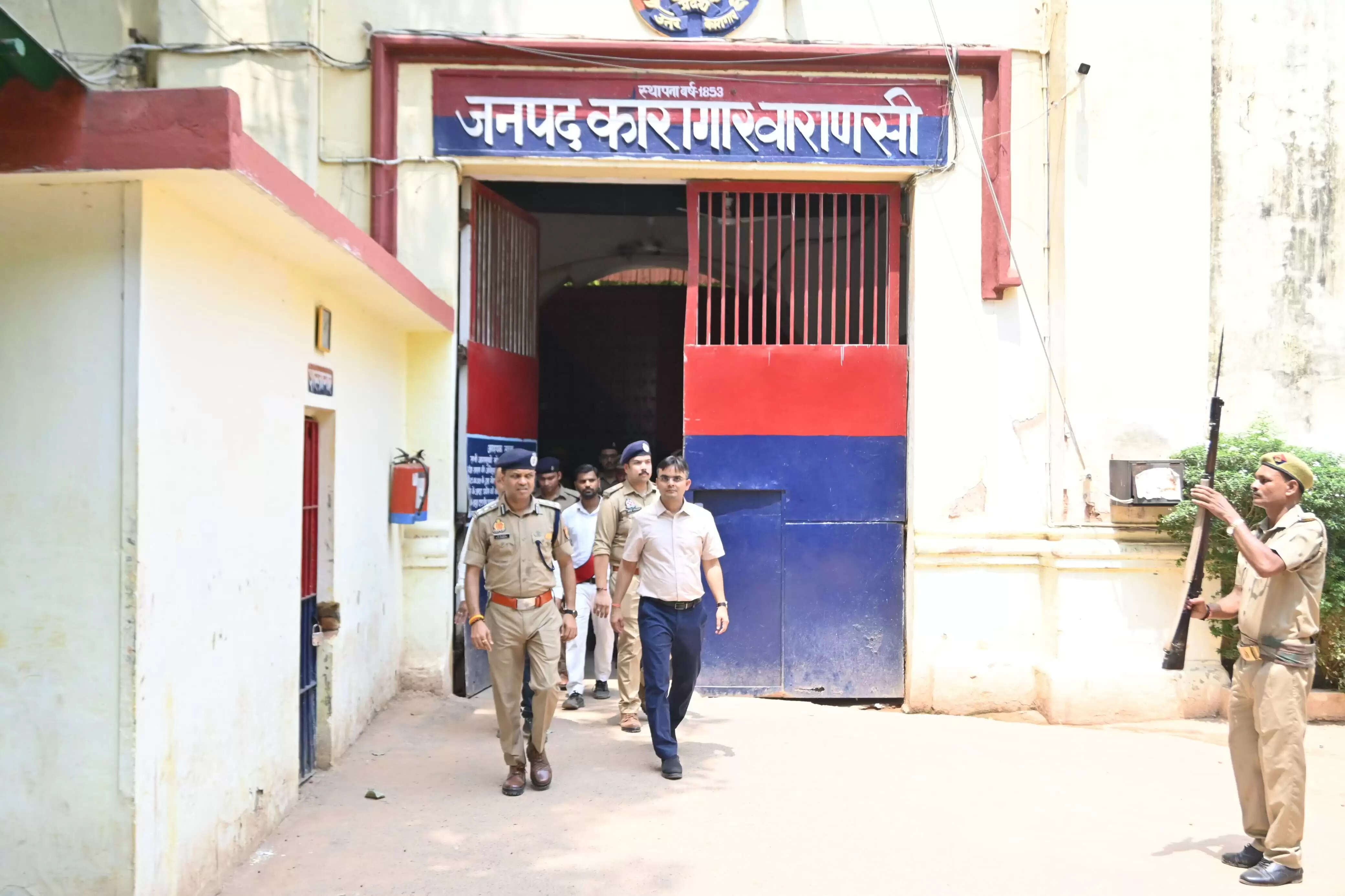 जिलाधिकारी व अपर पुलिस कमिश्नर ने जिला जेल में बंद कैदियों की समस्याएं जानीं