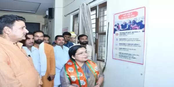 कन्नौज: अहिल्याबाई होलकर प्रदर्शनी देखी फिर गंगा आरती में शामिल हुई प्रभारी मंत्री