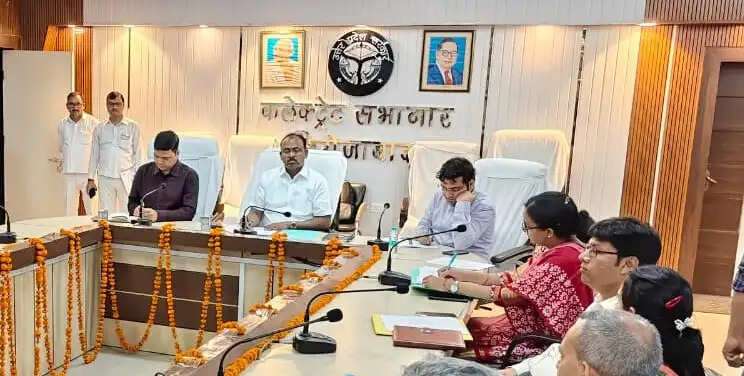 डीएम ने की गैस एजेंसी मालिकों और पेट्रोल पंप स्वामियों के साथ बैठक, दिए निर्देश