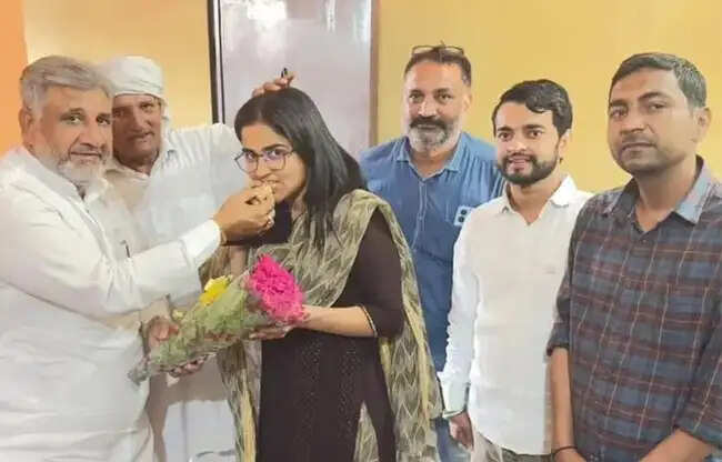 सोनीपत: यूपीएससी में 685वीं रैंक निशु त्यागी को बधाई देने वालों का तांता