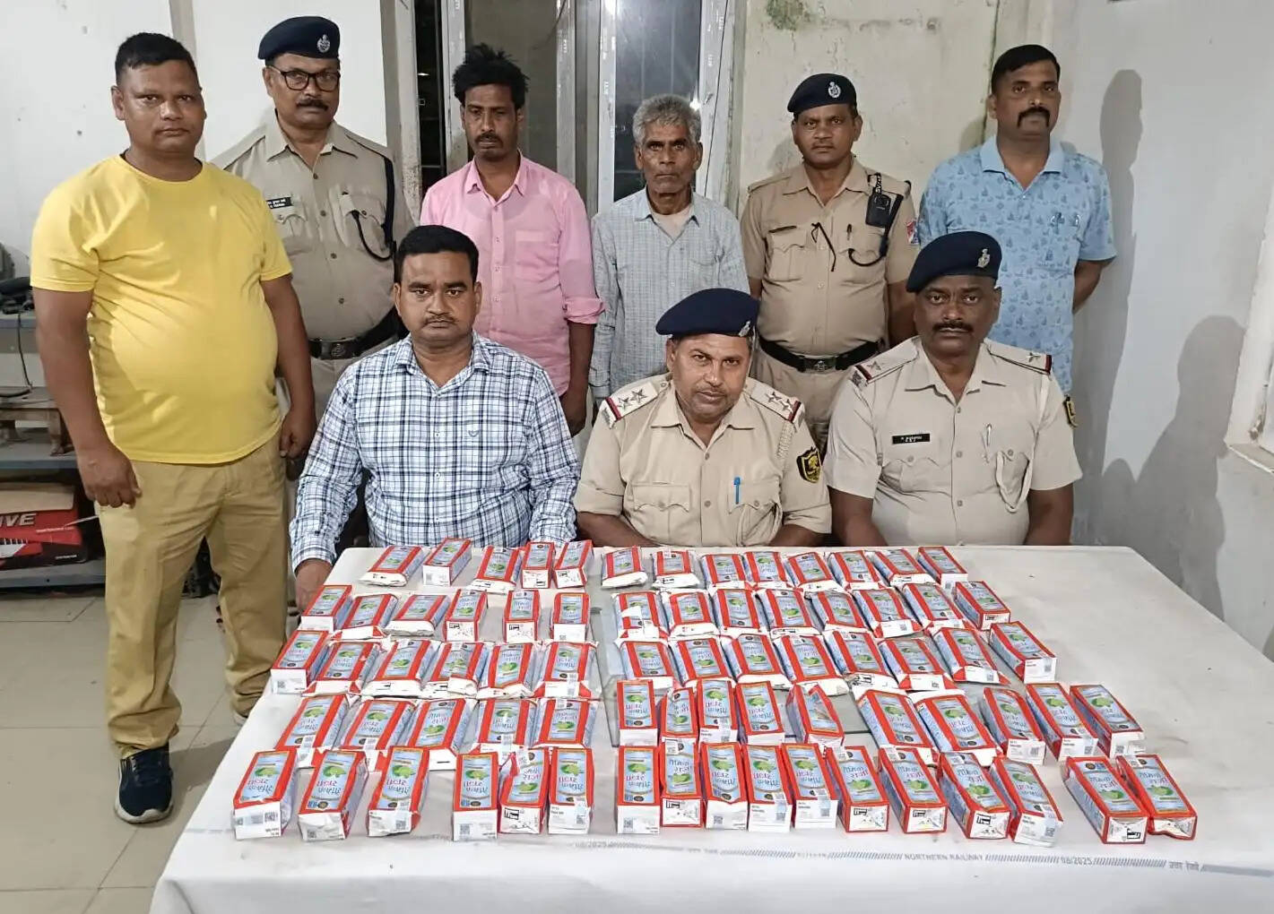 मैरवा रेलवे स्टेशन पर आरपीएफ-जीआरपी की संयुक्त कार्रवाई, 73 पाउच देशी शराब बरामद