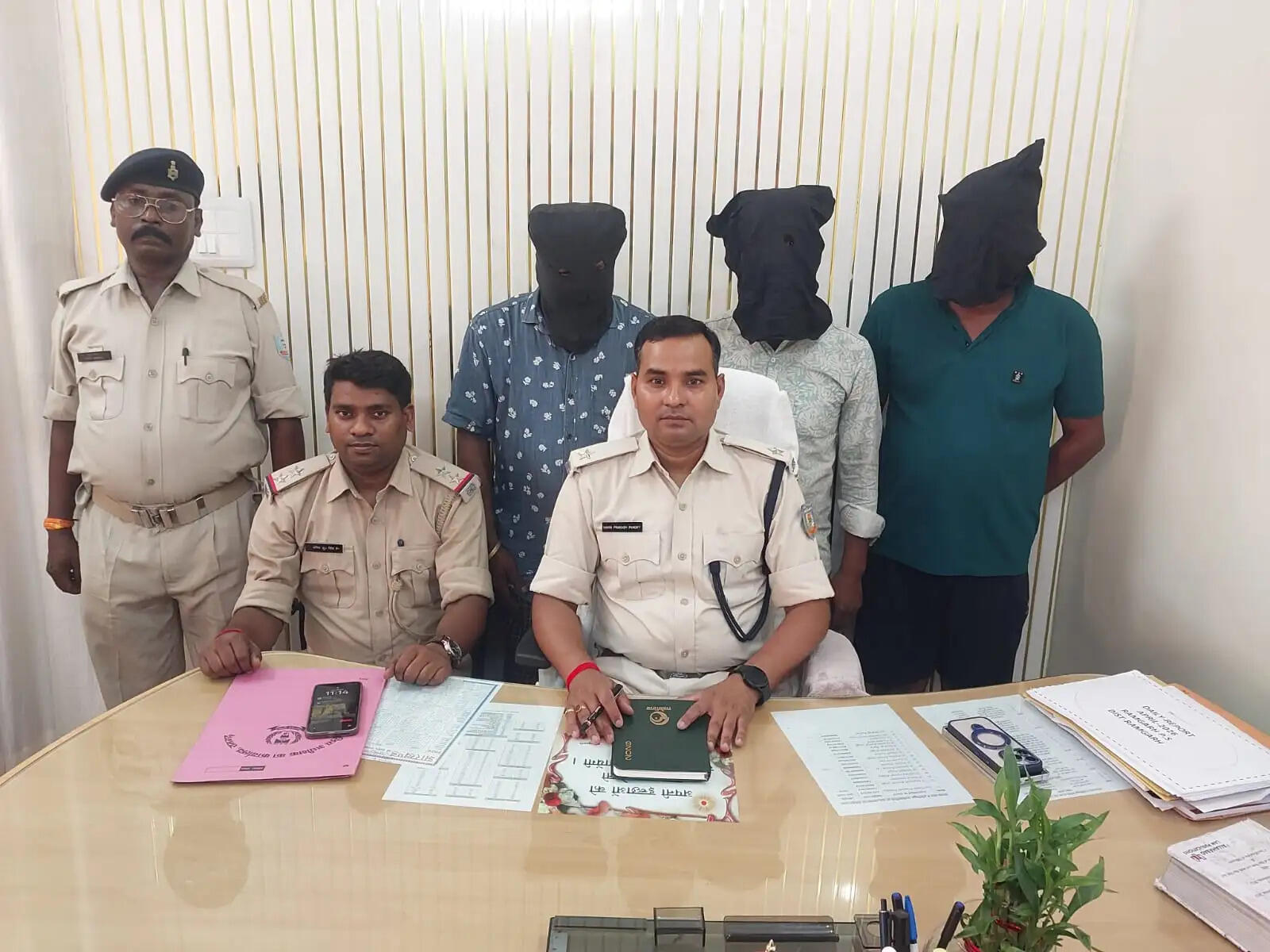 एसपी के निर्देश पर छापेमारी में 13 वारंटी गिरफ्तार