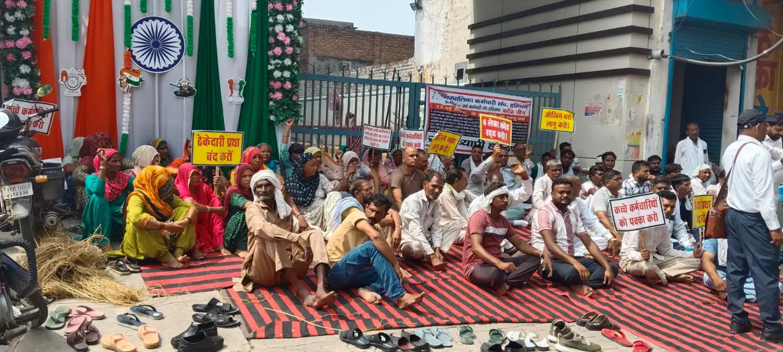 जींद : नगर परिषद कर्मियों ने नप गेट पर जड़ा ताला