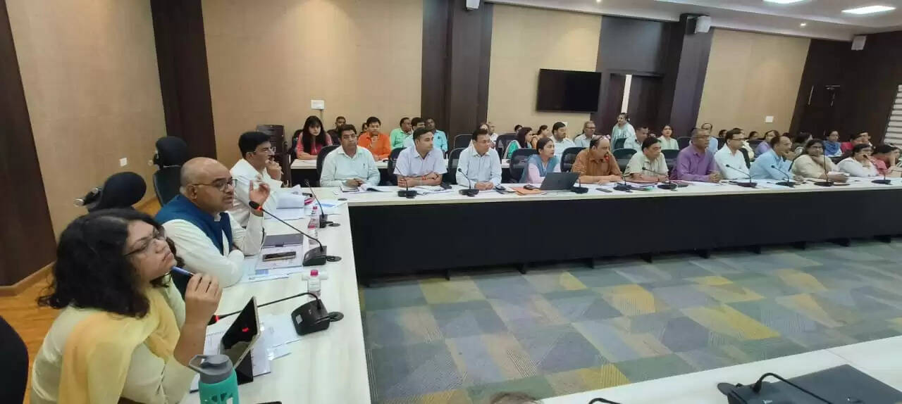 गरीब एवं वंचित वर्ग को स्वास्थ्य सुविधाएं उपलब्ध कराने का सभी चिकित्सकों का दायित्व: जिलाधिकारी