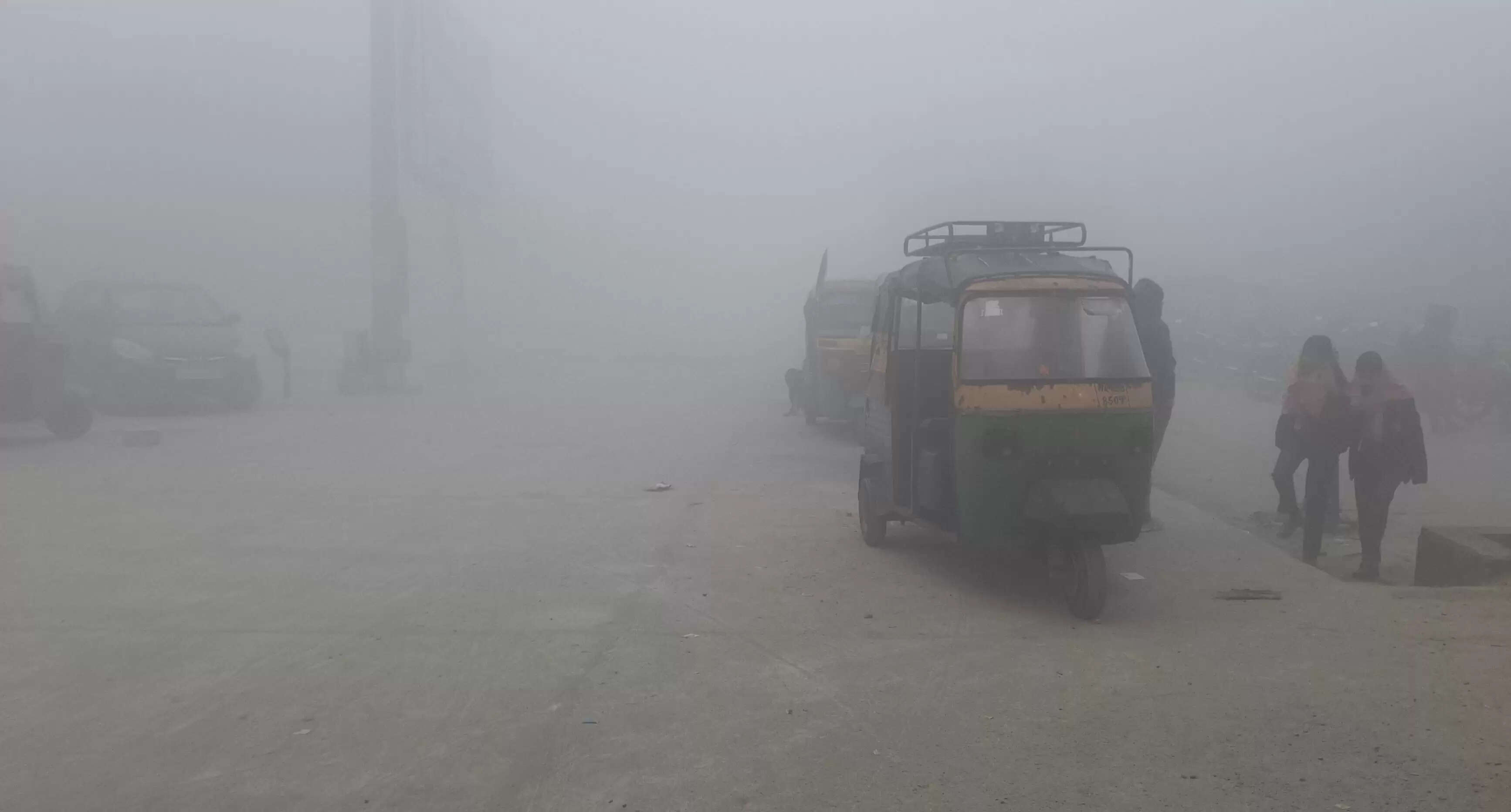 झज्जर : चारों तरफ कोहरे का पहरा,मुख्य मार्ग व आवासीय क्षेत्रों में दृश्यता हुई कम