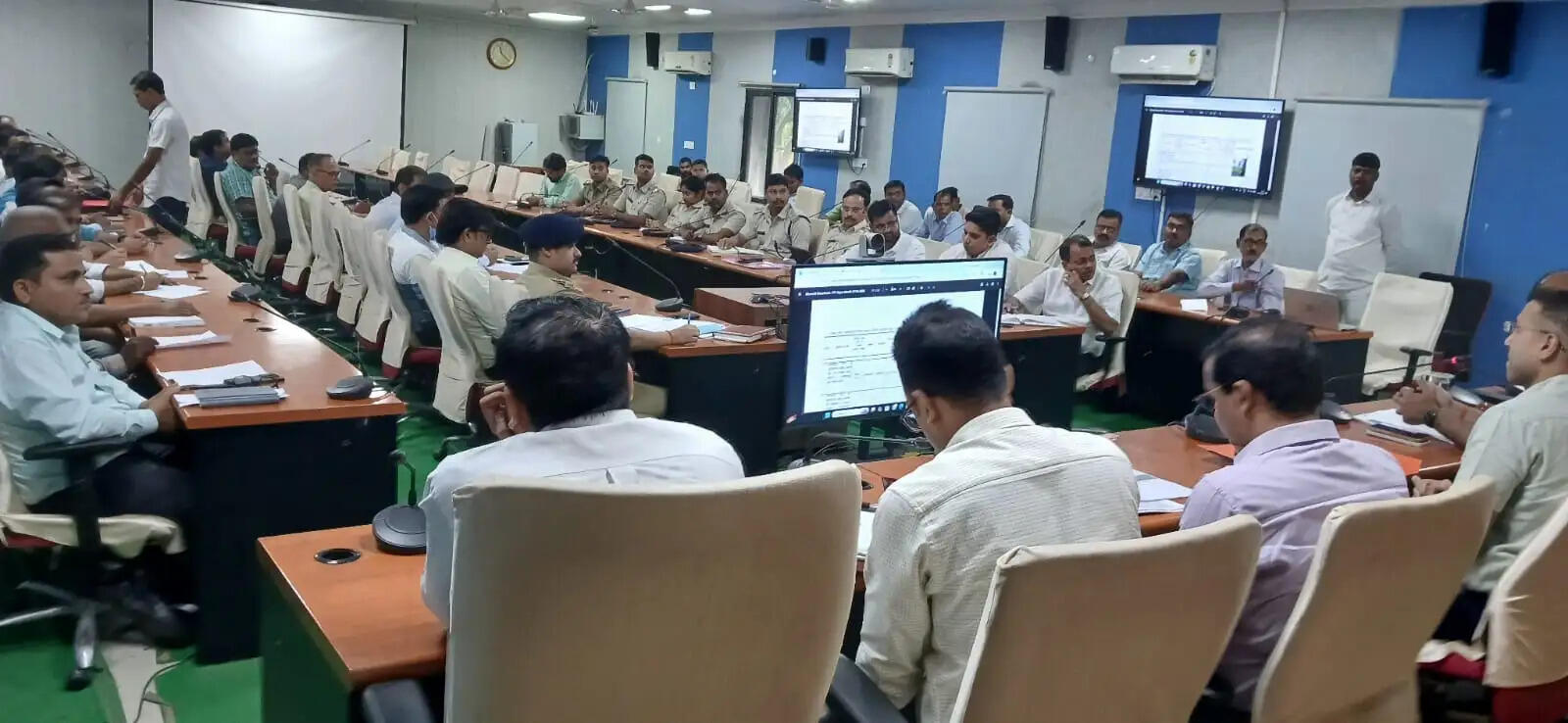 समस्तीपुर में विकास, सुरक्षा, पर्यावरण और जनहित कार्यों को लेकर जिलाधिकारी ने की समीक्षा बैठक