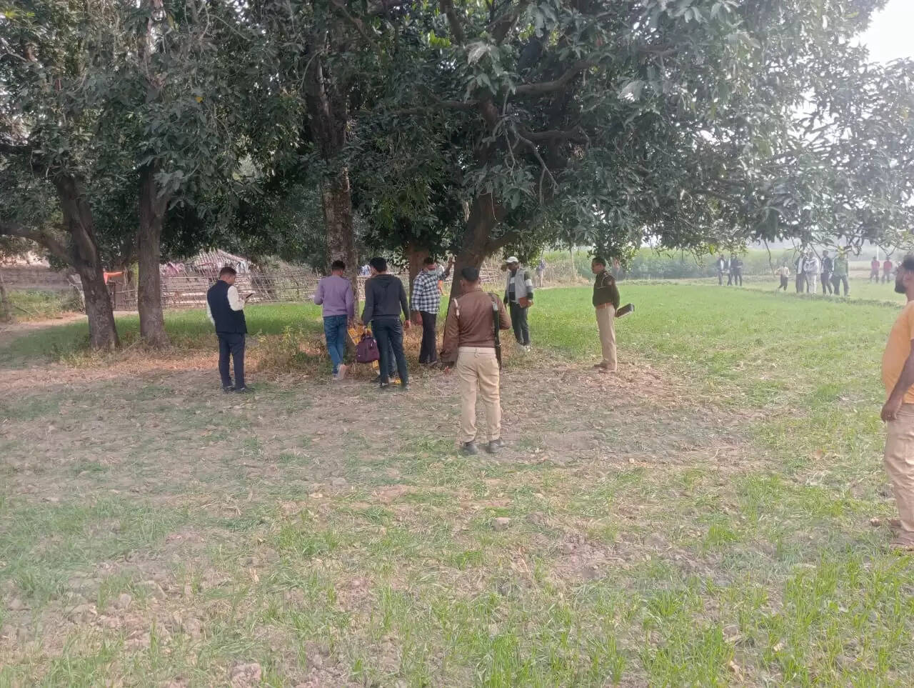 विवाहिता का शव पेड़ से लटका मिला , मायके पक्ष ने लगाया हत्या का आरोप