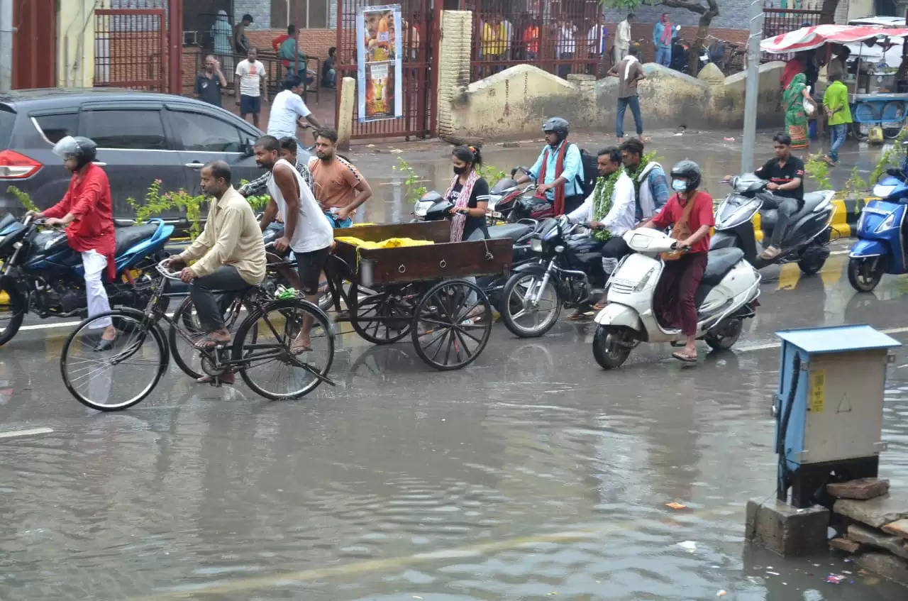 वाराणसी: आषाढ़ माह में झमाझम बारिश, उमस भरी गर्मी से राहत, गलियों में जलभराव