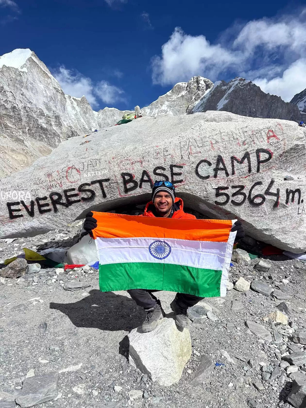 हिसार के लाल नरेंद्र कुमार ने माउंट एवरेस्ट बेस कैंप पर फहराया तिरंगा